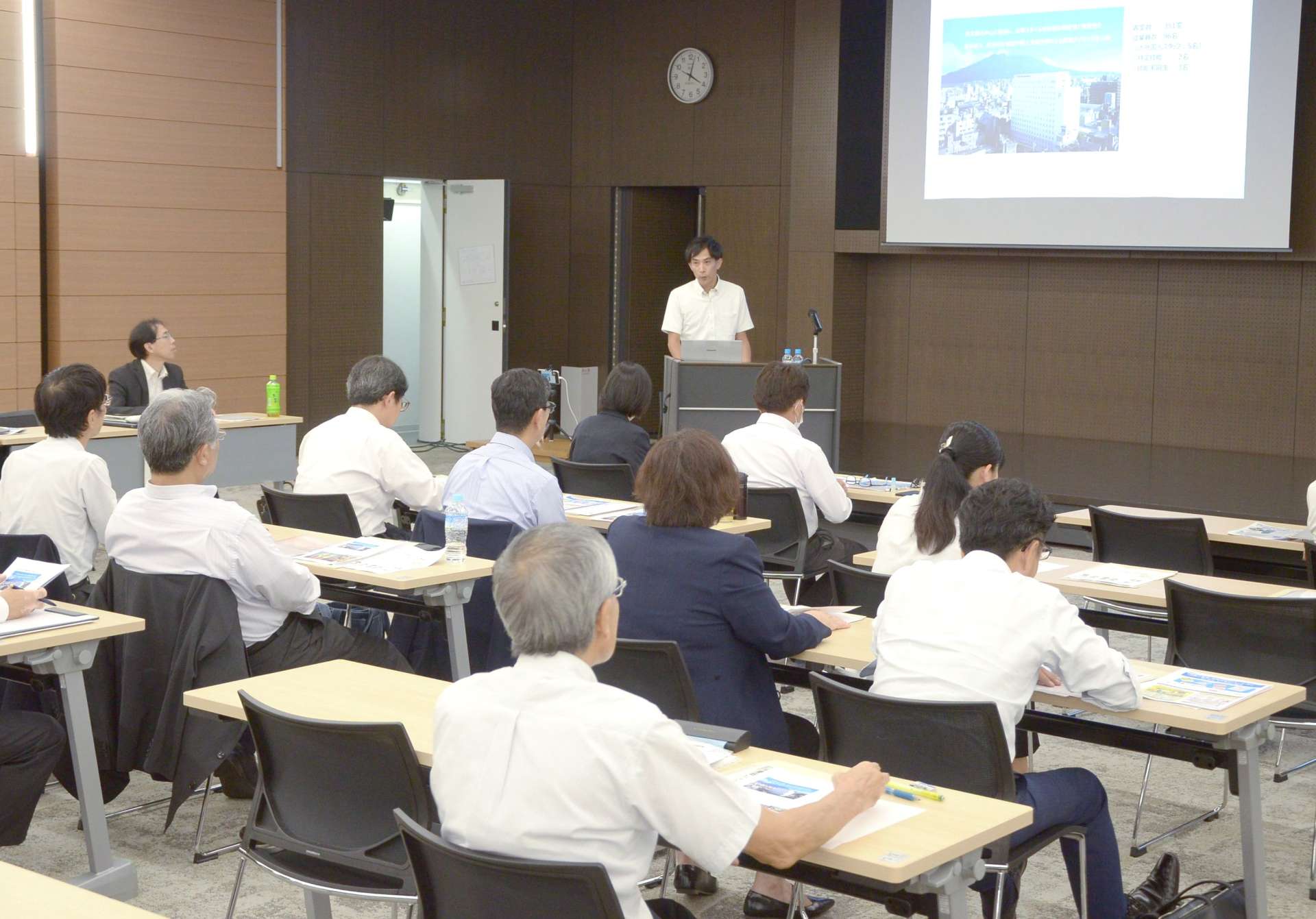 外国人材雇用事例を話す県内企業の担当者＝２９日、鹿児島市の鹿児島銀行本店別館ビル