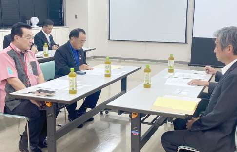 気象台に迅速な気象情報提供を要請する県町村会の高岡秀規会長（左）ら＝２９日、鹿児島市の鹿児島地方気象台