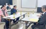 気象台に迅速な気象情報提供を要請する県町村会の高岡秀規会長（左）ら＝２９日、鹿児島市の鹿児島地方気象台