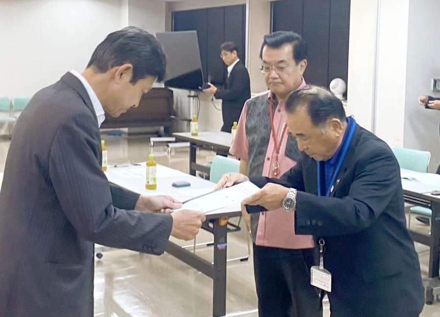 前田緑朗鹿児島地方気象台長に要請文を手渡す県市長会長の本坊輝雄南さつま市長（右）＝２９日、鹿児島市