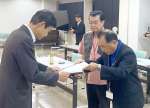 前田緑朗鹿児島地方気象台長に要請文を手渡す県市長会長の本坊輝雄南さつま市長（右）＝２９日、鹿児島市