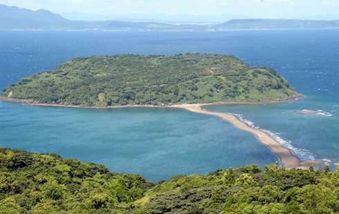 干潮時などに砂州が出現し、歩いて島に渡れるとあって人気の知林ヶ島