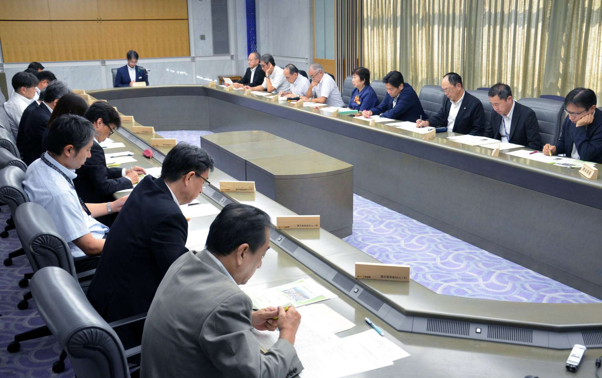 第７９回全国植樹祭の式典会場候補地の選定基準などを話し合う鹿児島県の準備委員会＝３０日、県庁
