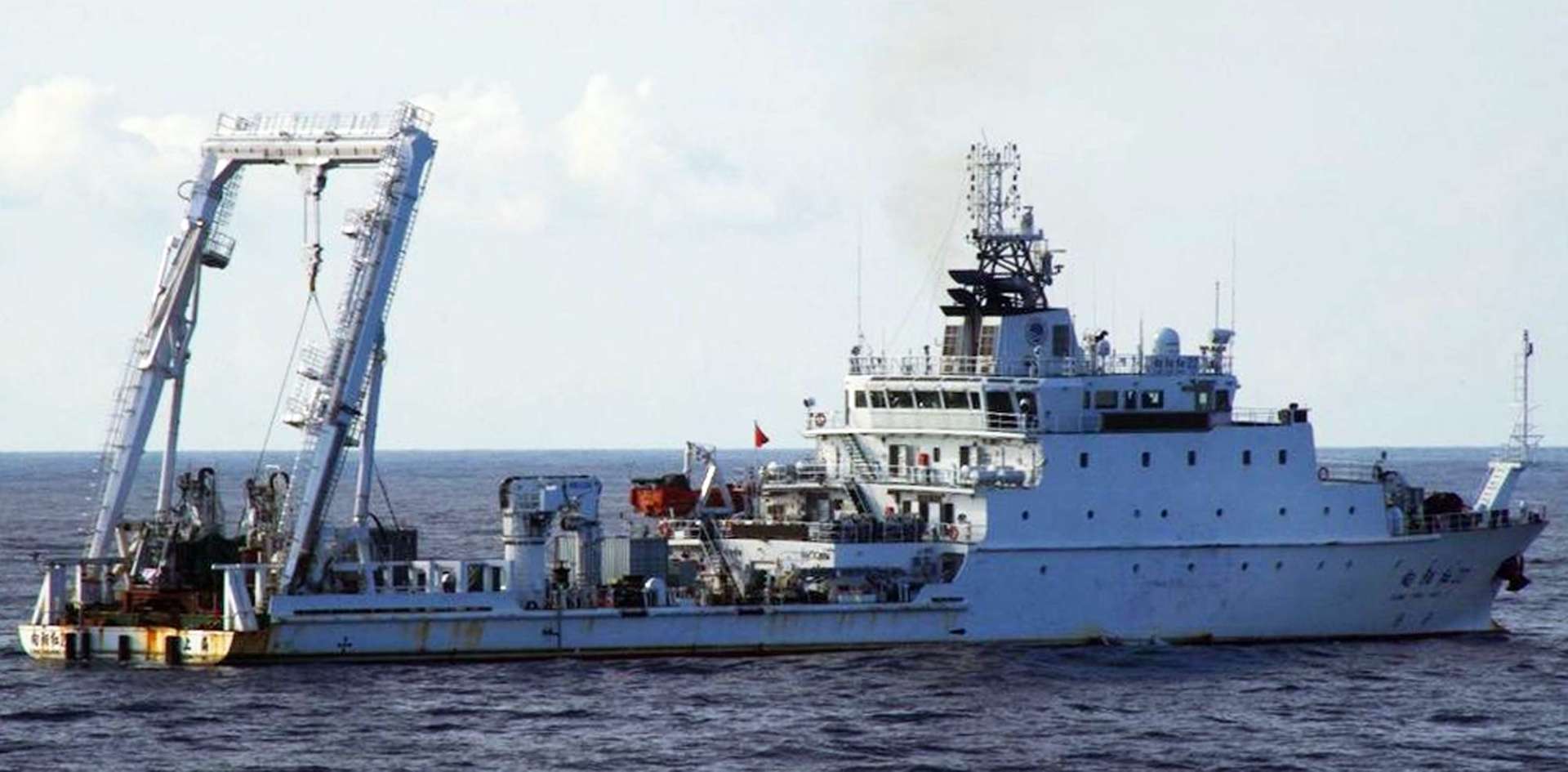 奄美大島沖で確認された中国海洋調査船「向陽紅２２」＝３０日（第１０管区海上保安本部提供）
