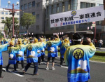 〈資料写真〉２０２３年１１月３日、おはら祭でそろいの法被を着て踊る「世界平和統一家庭連合鹿児島」の踊り連＝鹿児島市