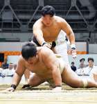 少年個人３位決定戦、鹿児島の俵幸平（樟南高）が突き落としで勝つ＝県民共済ドーム長浜