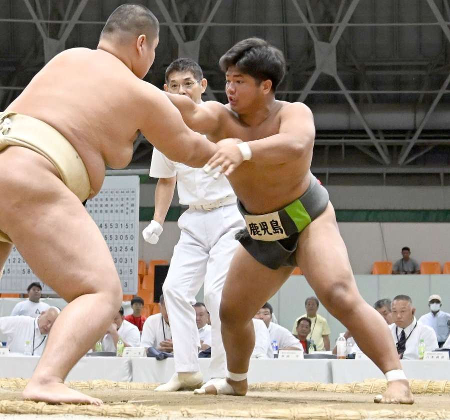 少年団体準々決勝、必死に攻める鹿児島の大将・龍山（右）＝県民共済ドーム長浜