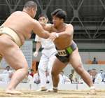 少年団体準々決勝、必死に攻める鹿児島の大将・龍山（右）＝県民共済ドーム長浜