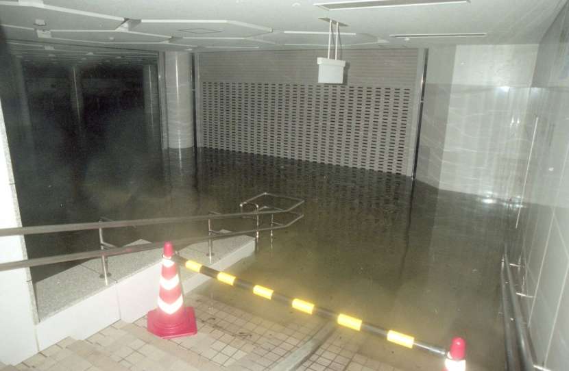 「８・４水害」で浸水した万代クロッシング＝１９９８年８月、新潟市中央区