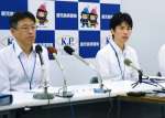 定例会見で質問に答える安達裕也警務部長（右）＝３０日、鹿児島市の県警本部