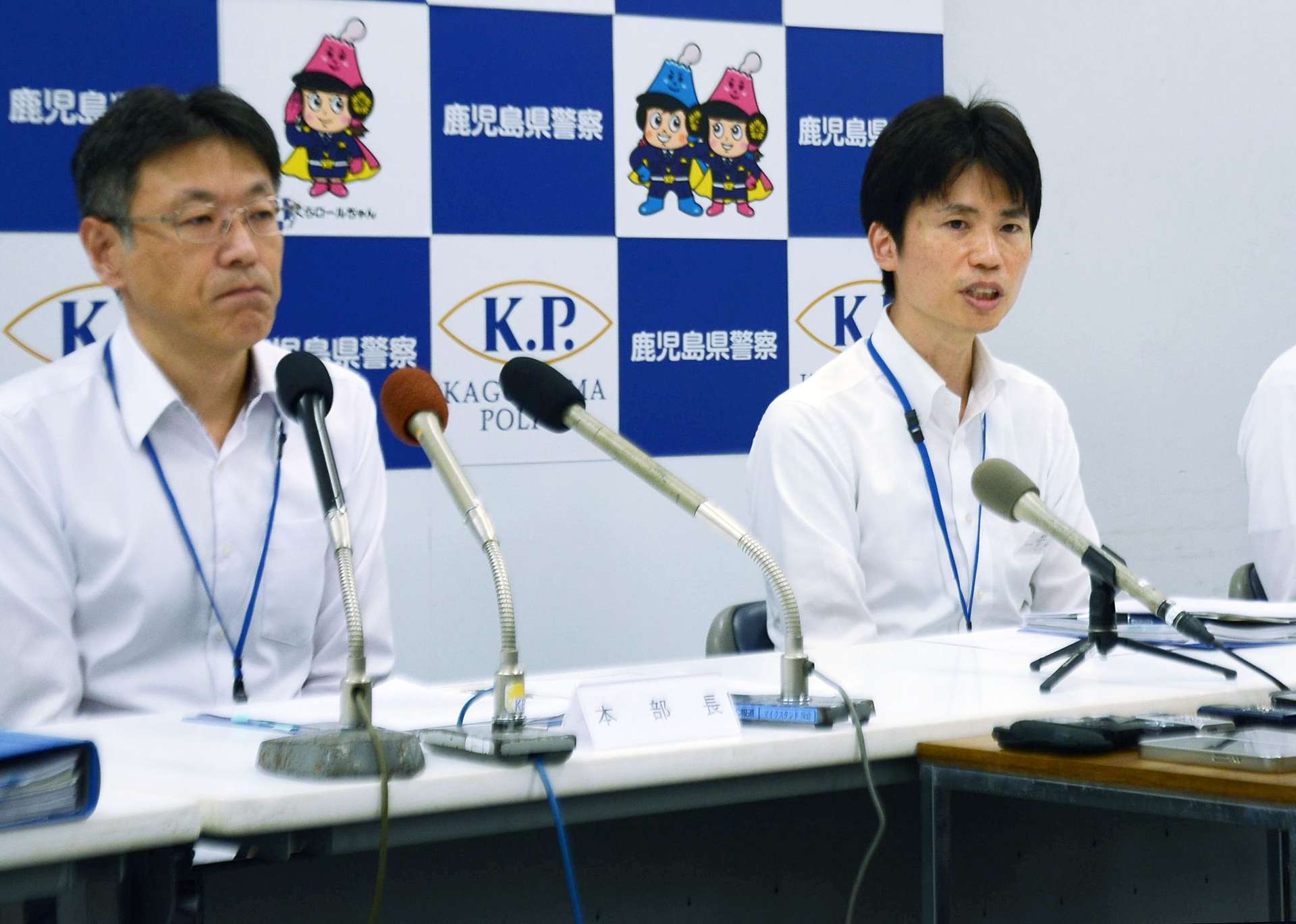 定例会見で質問に答える安達裕也警務部長（右）＝３０日、鹿児島市の県警本部