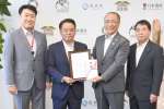 椎木伸一市長（左から３人目）に無効化通知書を手渡した瀬涯洋介社長（同２人目）＝３０日、出水市役所