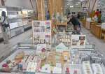 加工品や生鮮食品が並ぶふる里館＝３０日、錦江町神川