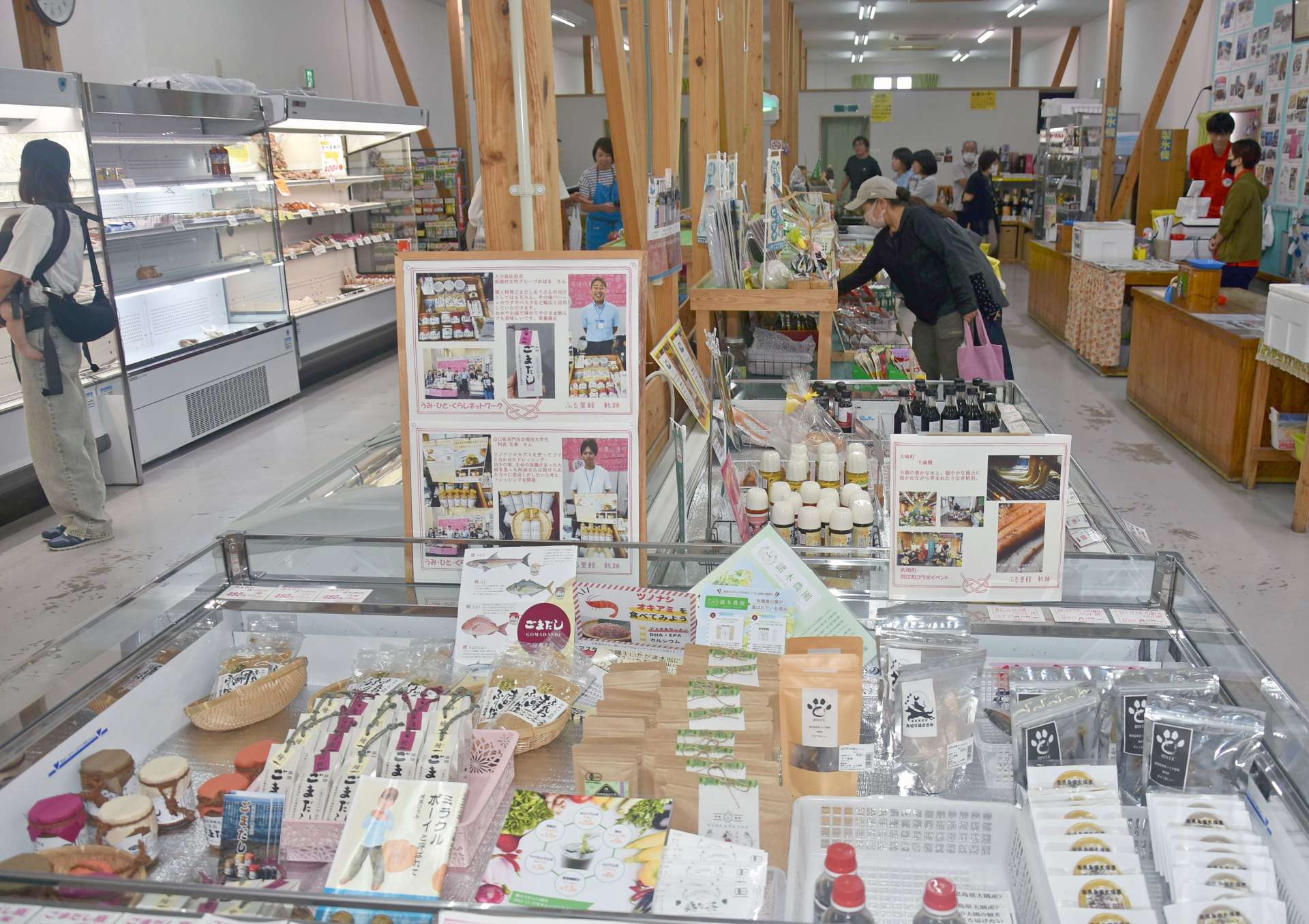 加工品や生鮮食品が並ぶふる里館＝３０日、錦江町神川