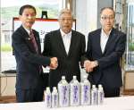立地協定を結んだ草間茂行社長（中央）と尾脇雅弥市長（左）＝垂水市文化会館