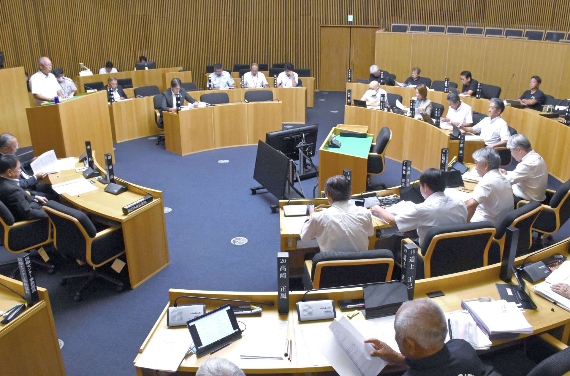 特別委員会の調査結果を報告する出水睦雄委員長（左）＝１日、出水市議会