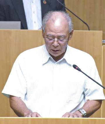 特別委員会の調査結果を報告する出水睦雄委員長＝１日、出水市議会