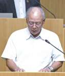 特別委員会の調査結果を報告する出水睦雄委員長＝１日、出水市議会