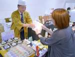 京都の味を求める客＝１日、鹿児島市の山形屋
