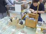 「大京都のれん市」で金網工芸の技を実演する職人＝１日、鹿児島市の山形屋