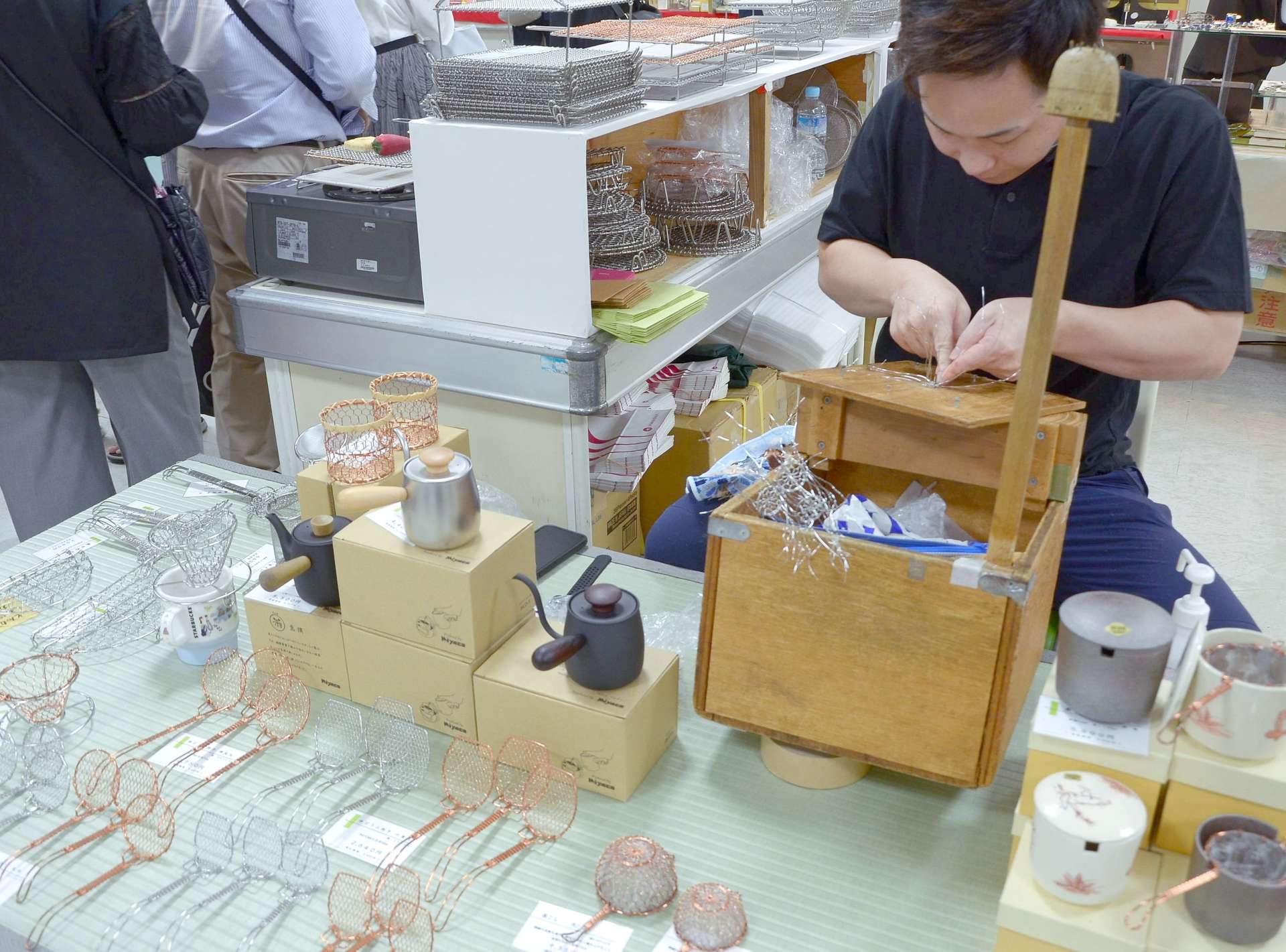 「大京都のれん市」で金網工芸の技を実演する職人＝１日、鹿児島市の山形屋