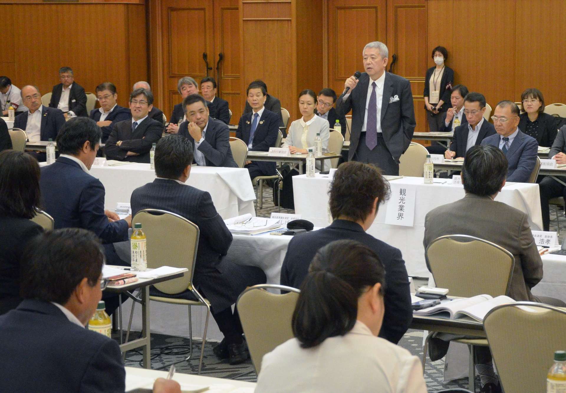 観光業界と県議会観光産業議員連盟が意見交換した会合＝１日、鹿児島市のホテルウェルビューかごしま