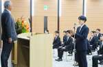 内定式であいさつする学生代表＝１日、鹿児島市の鹿児島銀行本店別館ビル