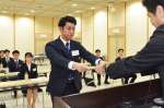 内定証書を受け取る内定者＝１日、鹿児島市のＪＡ県会館