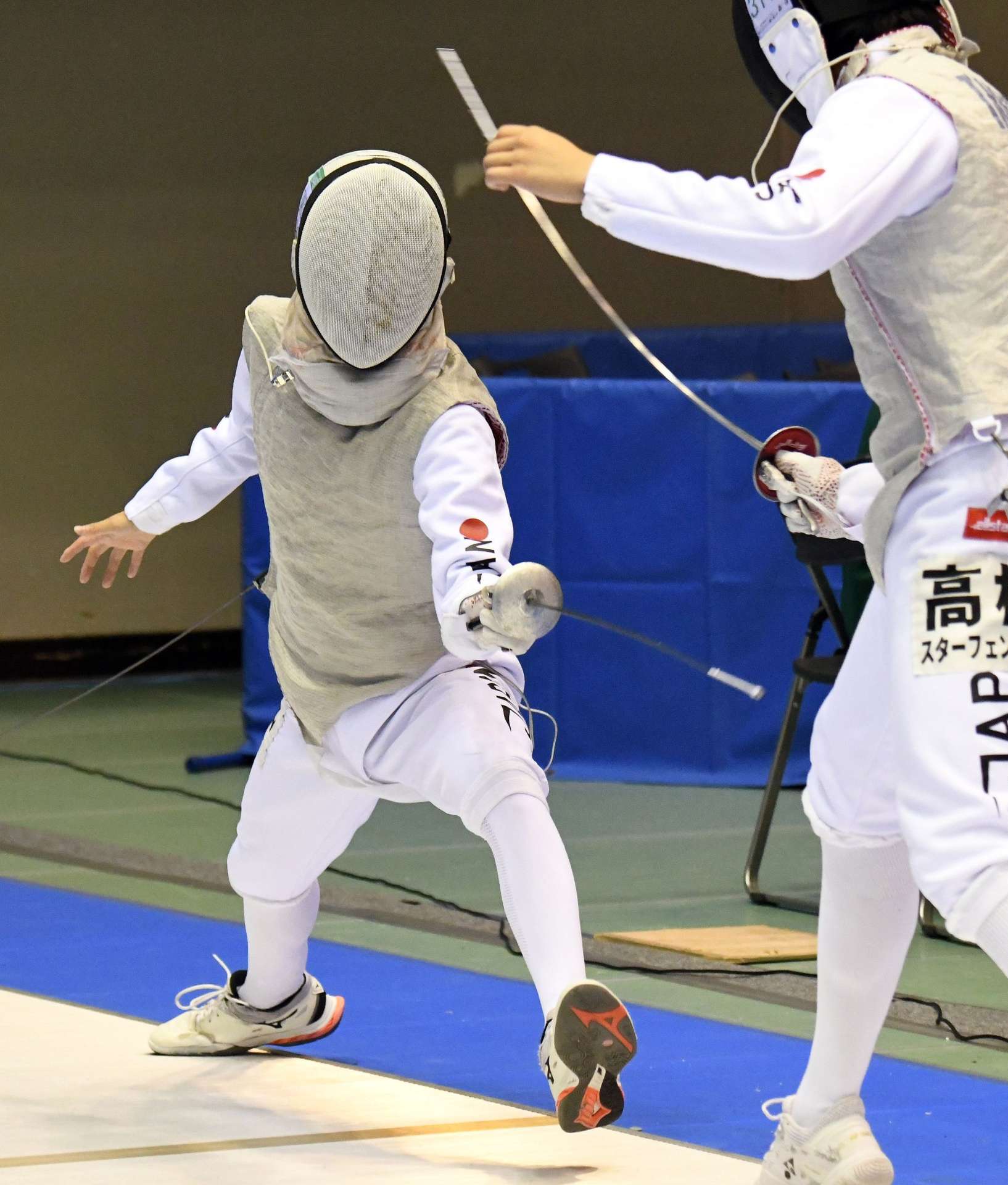 フェンシング少年男子準々決勝、巧みな剣さばきを見せる鹿児島・安武（鹿南高）＝大津市ウカルちゃんアリーナ