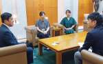 ペットフードのカタログ掲載について報告するバディケアの原田和寿さん（右）ら＝１日、鹿児島県庁