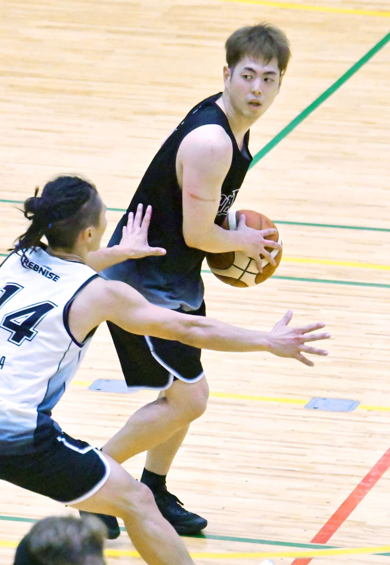 （別カット）開幕戦に向けて調整するレブナイズの藤本（右）