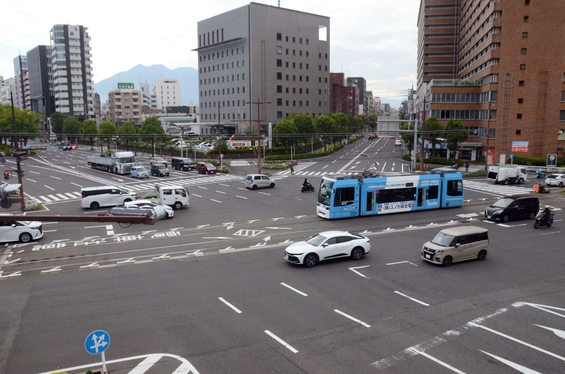 交通量が多く五差路の新屋敷交差点＝９月３０日午前８時２０分ごろ、鹿児島市新屋敷町