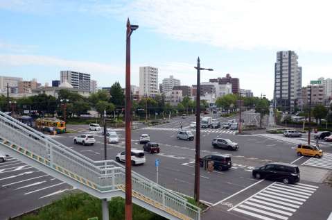 （別カット）交通量が多く五差路の新屋敷交差点＝３０日午前８時１５分ごろ、鹿児島市新屋敷町