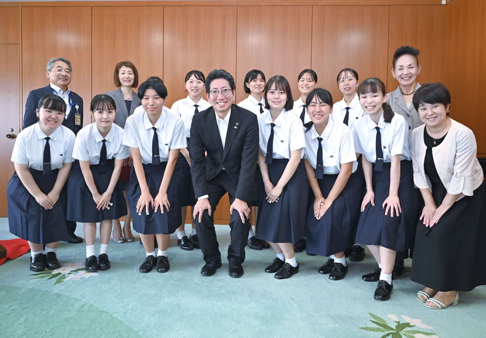 鹿児島市長らに総文祭入賞を報告する鹿児島女子高校箏曲部＝鹿児島市役所