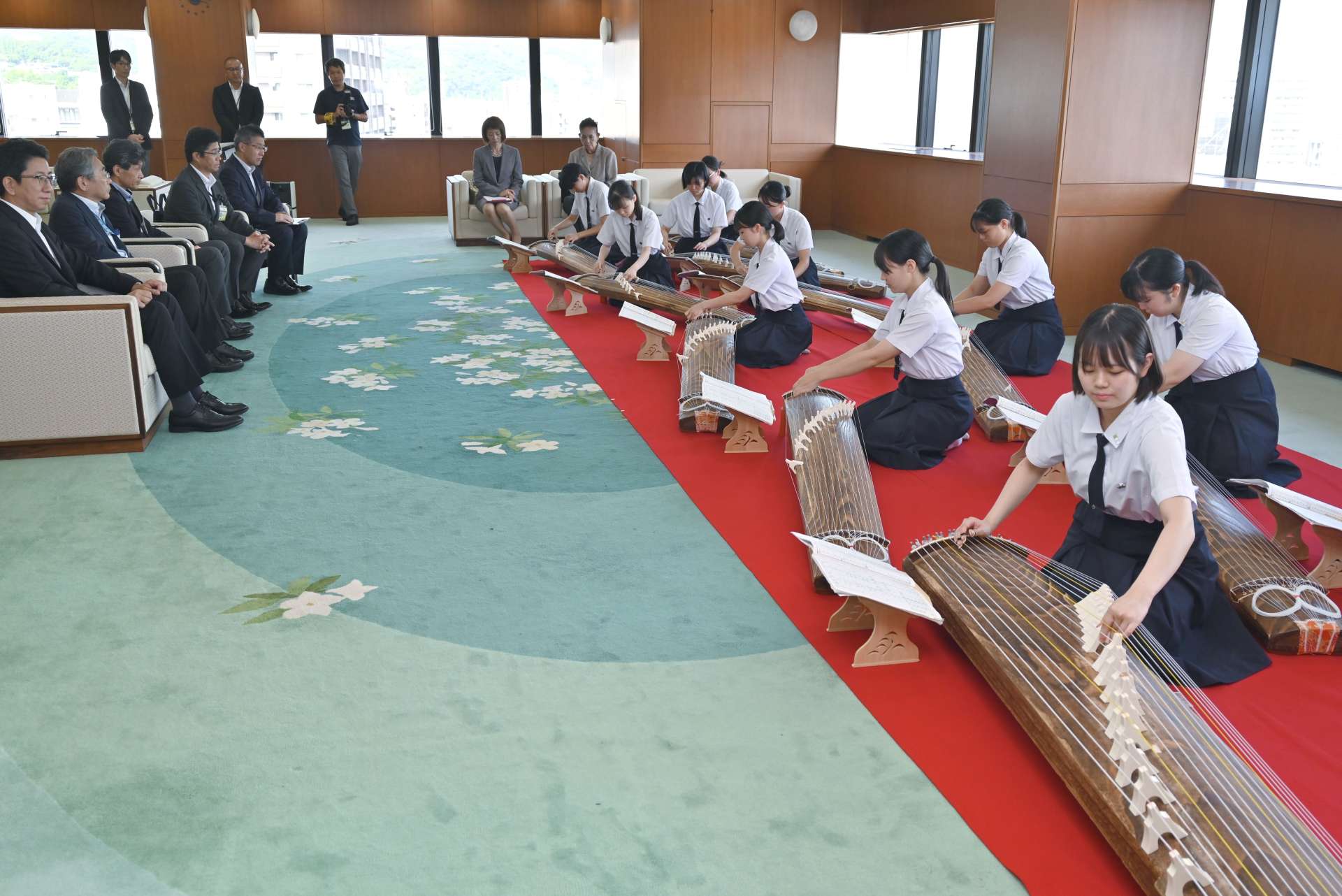 息の合った演奏を披露する鹿児島女子高校箏曲部＝鹿児島市役所