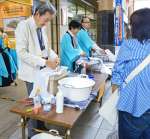 ワイシャツのしみ抜きやアイロン掛けを実演する組合員ら＝２８日、鹿児島市金生町