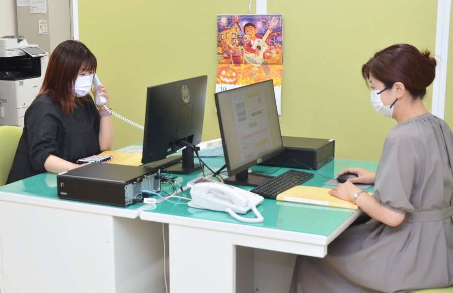 相談業務を担当する就業支援員ら＝１日、鹿児島市の県老人福祉会館
