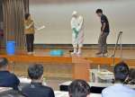 防護服の着衣方法を学ぶ都城市職員＝都城市中央公民館