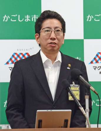 定例記者会見をする鹿児島市の下鶴隆央市長＝２日、市役所