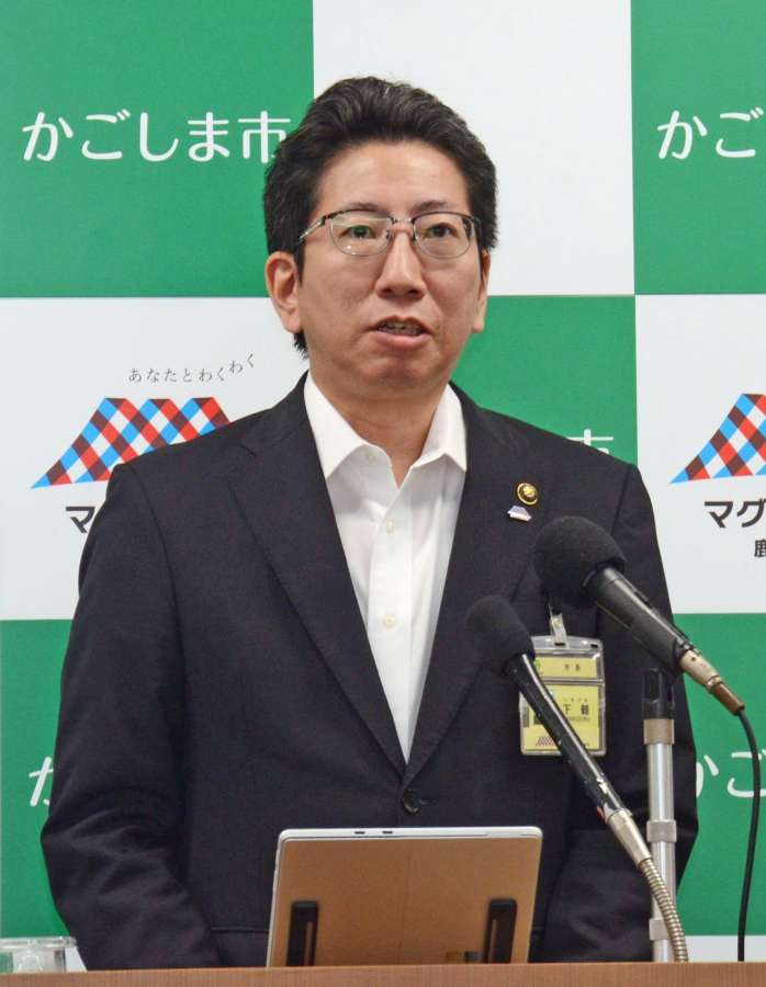 定例記者会見をする鹿児島市の下鶴隆央市長＝２日、市役所