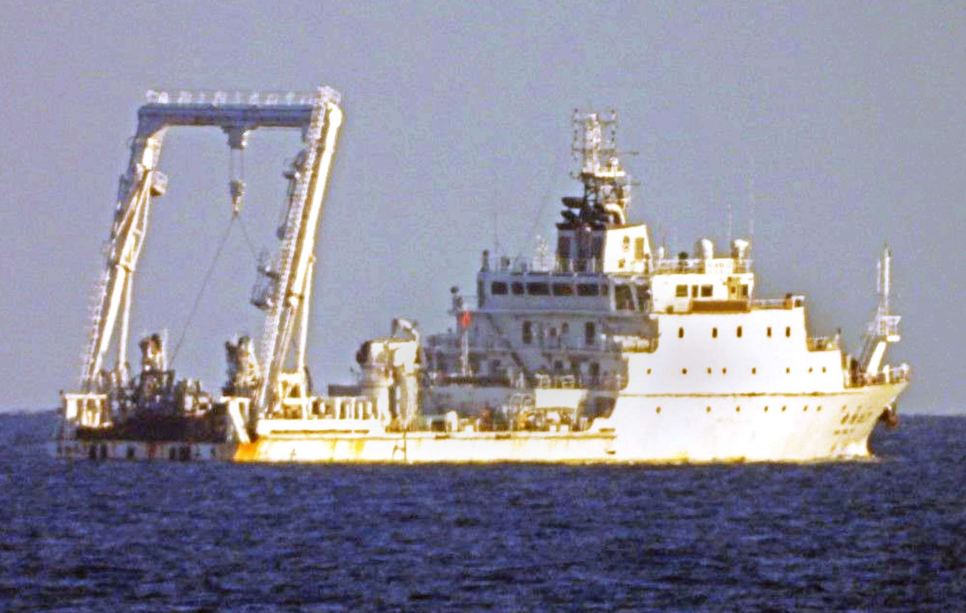 奄美大島沖で確認された中国海洋調査船「向陽紅２２」＝２日午前（第１０管区海上保安本部提供）