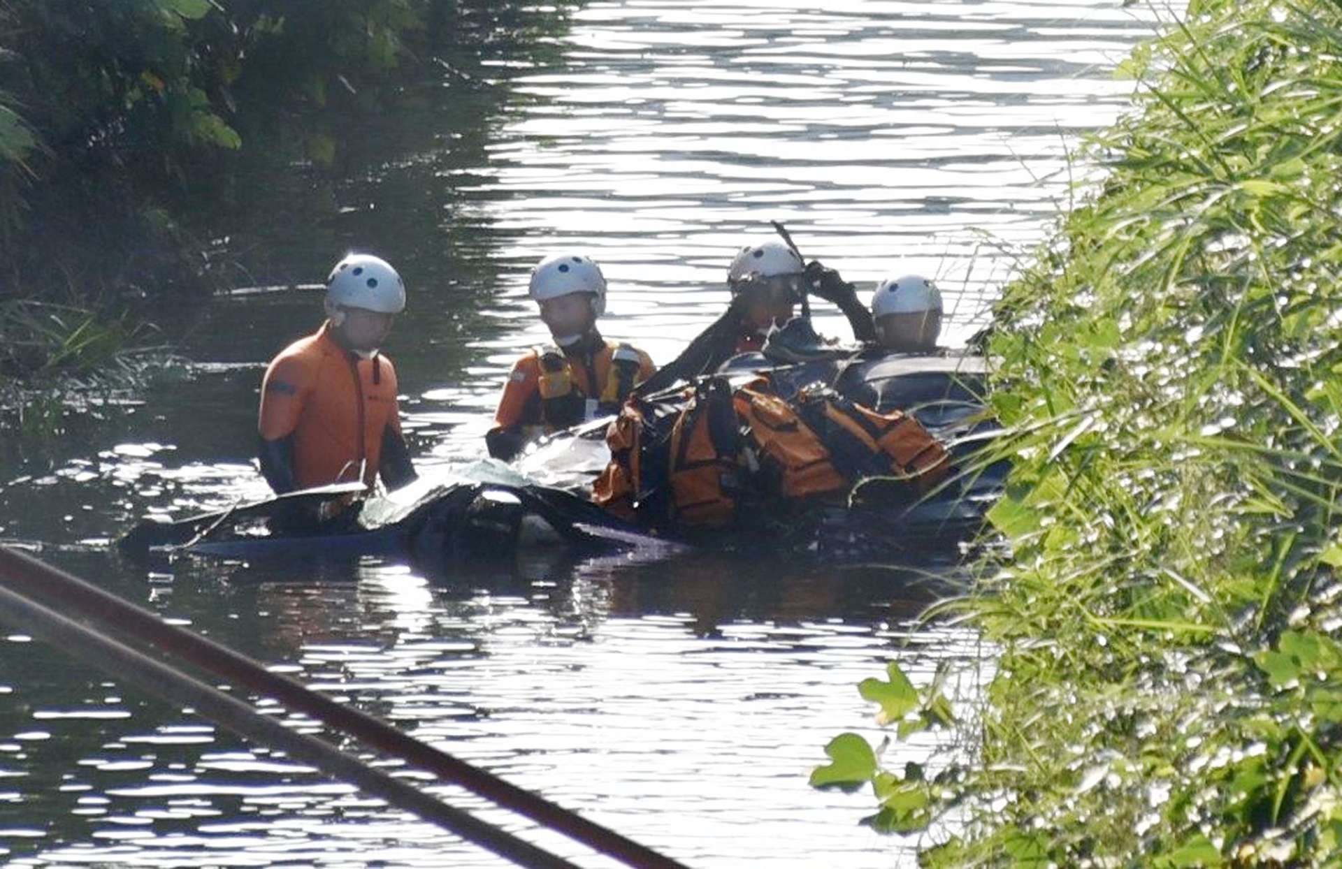 市道から転落したとみられる軽乗用車＝２日午前８時４０分ごろ、霧島市隼人町見次