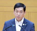 提案理由を説明する塩田康一知事＝５日、県議会