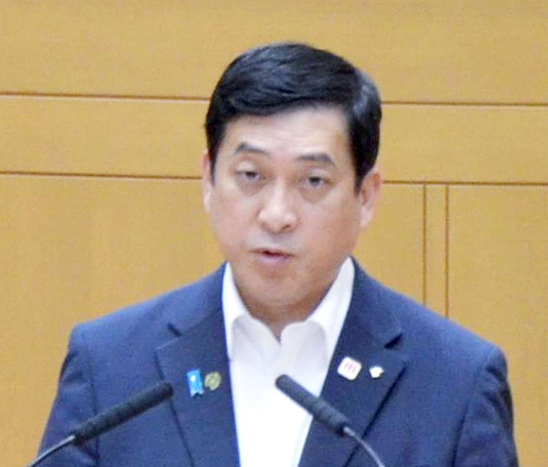 提案理由を説明する塩田康一知事＝５日、県議会