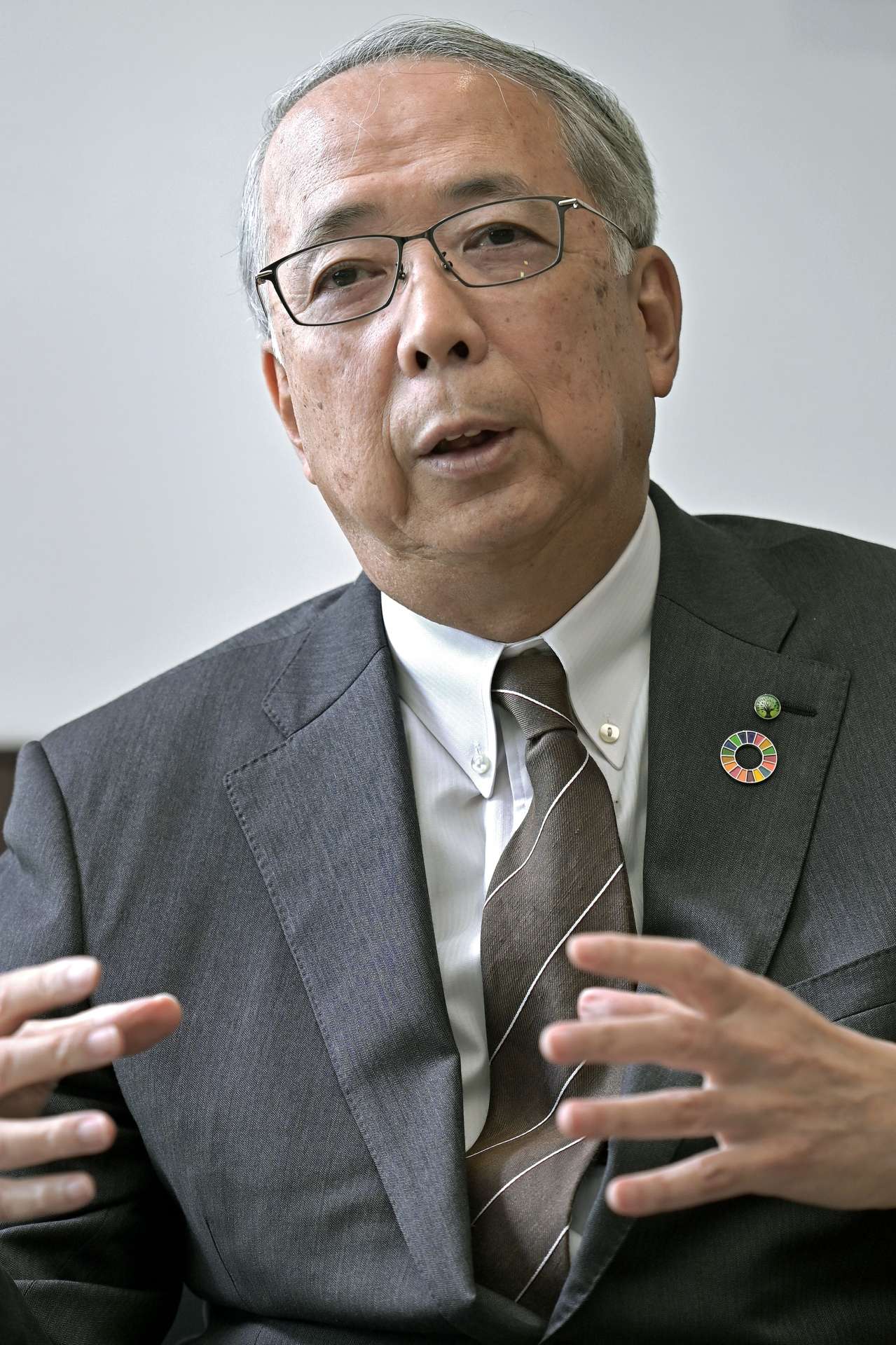 肥後銀との経営統合１０年を語る郡山明久鹿児島銀行頭取＝９月３日、鹿児島銀行本店（田中公人撮影）
