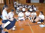 先輩の受験体験談に聴き入る甲南中学校生＝鹿児島市高麗町の同校