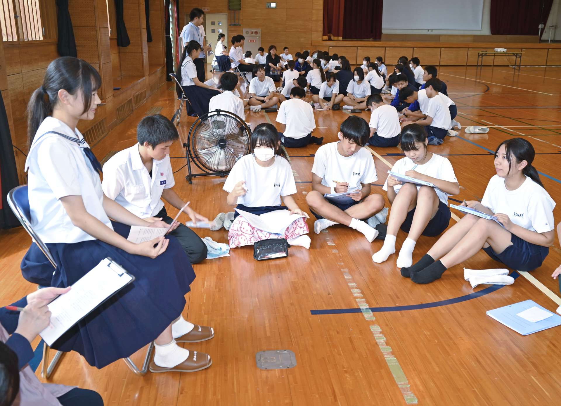 先輩の受験体験談に聴き入る甲南中学校生＝鹿児島市高麗町の同校