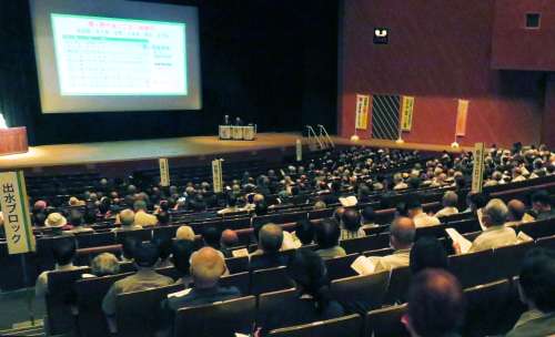 活性化への取り組み方針を決めた「ゆめ・ときめき鹿児島　ねんりん大会」＝９月１８日、鹿児島市の川商ホール（県老人クラブ連合会提供）