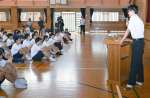 先輩の受験体験談に聴き入る甲南中学校生＝鹿児島市高麗町の同校