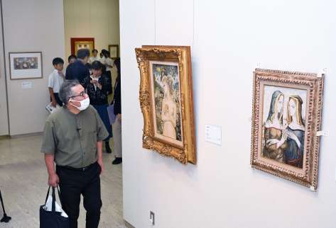 作品に見入る来館者＝３日、鹿児島市立美術館